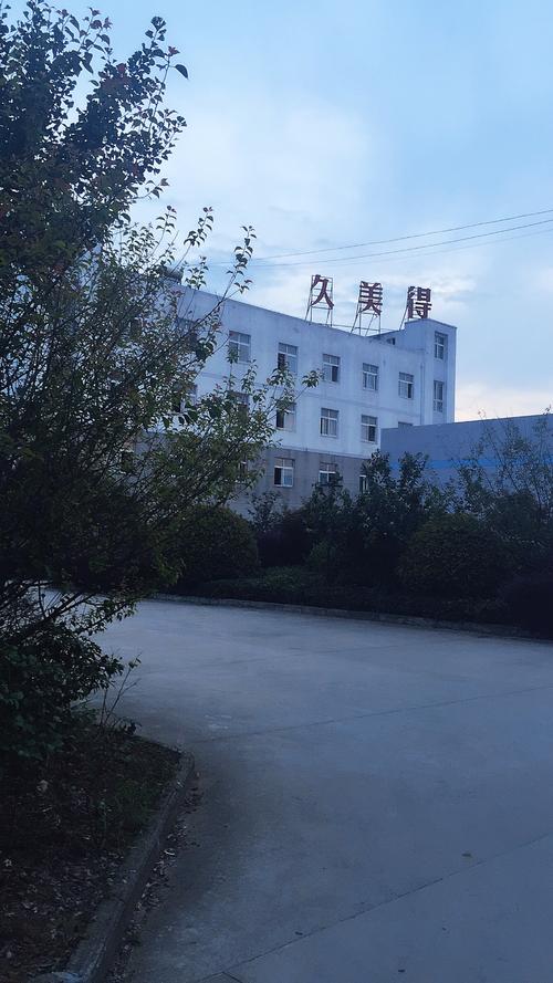扎根廬江經(jīng)濟(jì)開(kāi)發(fā)區(qū)，打造研發(fā)生產(chǎn)銷(xiāo)售一體化服裝企業(yè)新標(biāo)桿